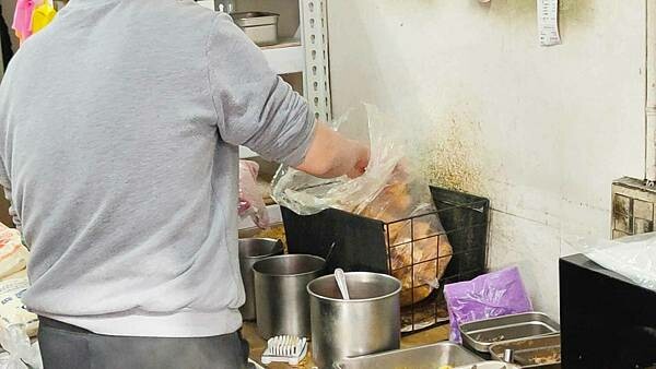 什麼？網路評價高達４.５顆星！？真的有這麼厲害？網路超高評價的飯糰店，真的有這麼強的實力嗎？讓大家吃