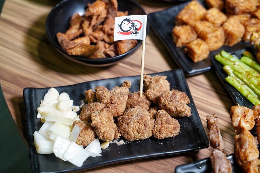 新竹最強鹽酥雞非「車庫鹽酥雞」莫屬啦！餐點有上百種選擇，根本可以說是平價版居酒屋了！必點麻香鹽酥雞、雞蛋豆腐、麻辣鮮蚵公仔麵，好吃到不要不要～ - 阿華田的美食日記