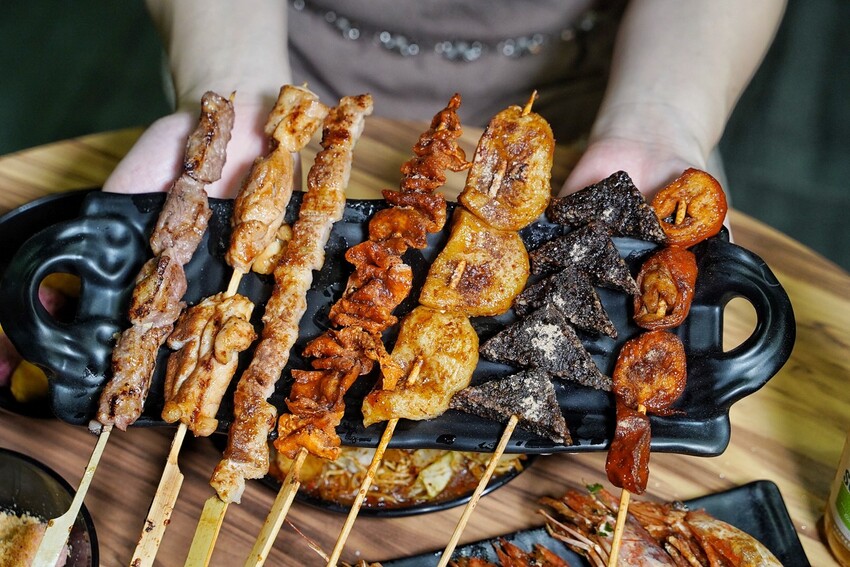 新竹最強鹽酥雞非「車庫鹽酥雞」莫屬啦！餐點有上百種選擇，根本可以說是平價版居酒屋了！必點麻香鹽酥雞、雞蛋豆腐、麻辣鮮蚵公仔麵，好吃到不要不要～ - 阿華田的美食日記