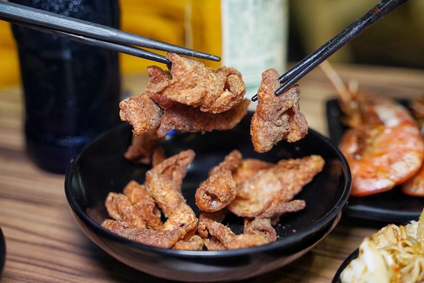 新竹最強鹽酥雞非「車庫鹽酥雞」莫屬啦！餐點有上百種選擇，根本可以說是平價版居酒屋了！必點麻香鹽酥雞、雞蛋豆腐、麻辣鮮蚵公仔麵，好吃到不要不要～ - 阿華田的美食日記