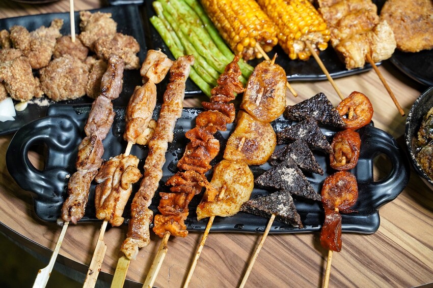 新竹最強鹽酥雞非「車庫鹽酥雞」莫屬啦！餐點有上百種選擇，根本可以說是平價版居酒屋了！必點麻香鹽酥雞、雞蛋豆腐、麻辣鮮蚵公仔麵，好吃到不要不要～ - 阿華田的美食日記