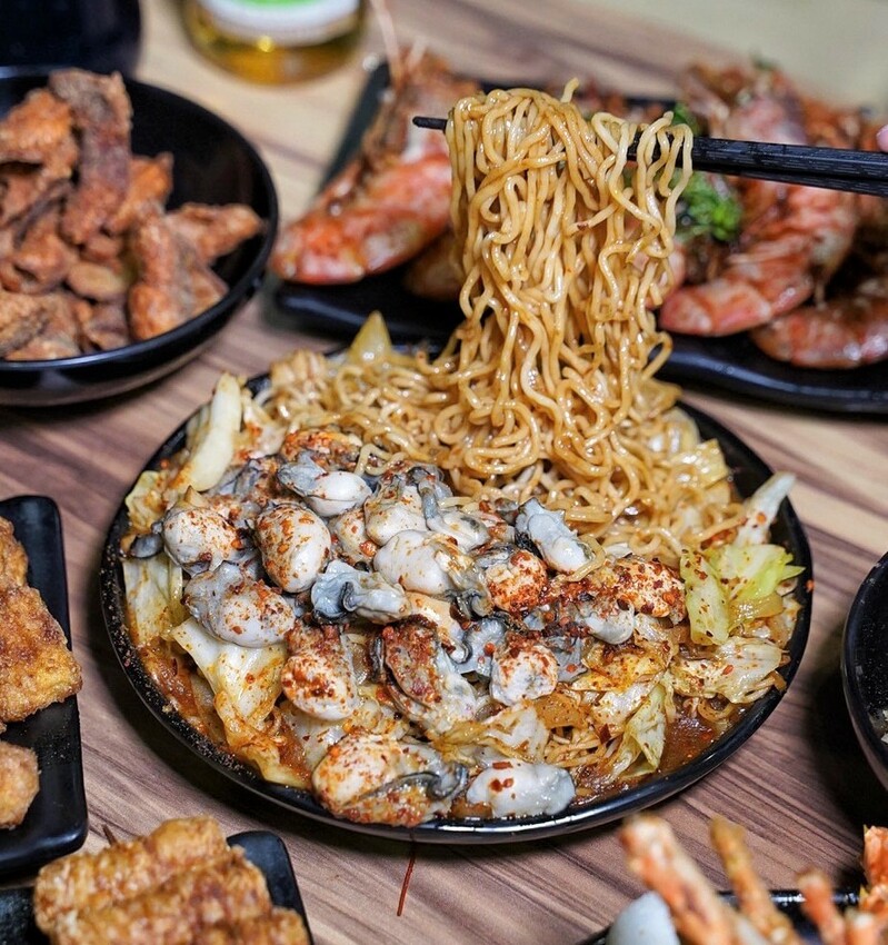 新竹最強鹽酥雞非「車庫鹽酥雞」莫屬啦！餐點有上百種選擇，根本可以說是平價版居酒屋了！必點麻香鹽酥雞、雞蛋豆腐、麻辣鮮蚵公仔麵，好吃到不要不要～ - 阿華田的美食日記