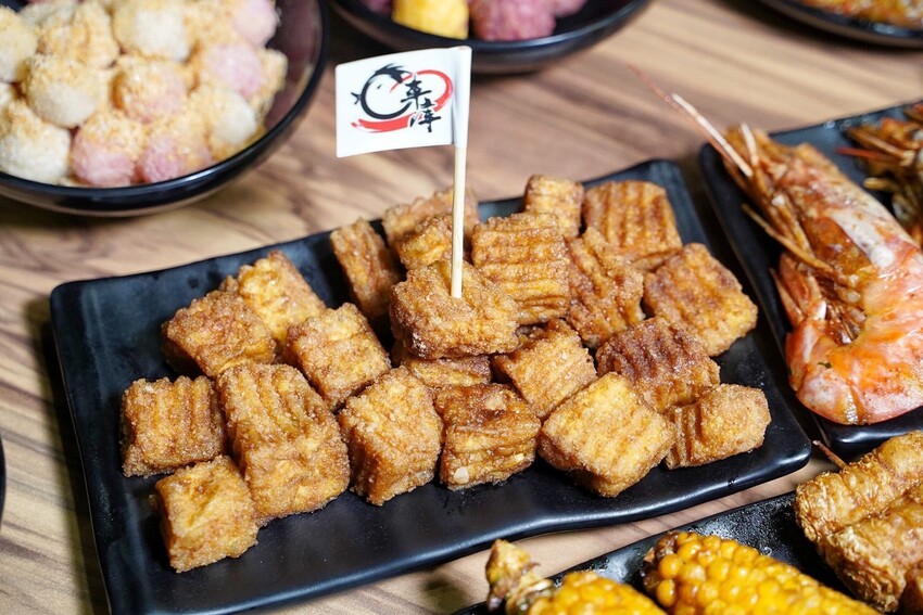 新竹最強鹽酥雞非「車庫鹽酥雞」莫屬啦！餐點有上百種選擇，根本可以說是平價版居酒屋了！必點麻香鹽酥雞、雞蛋豆腐、麻辣鮮蚵公仔麵，好吃到不要不要～ - 阿華田的美食日記