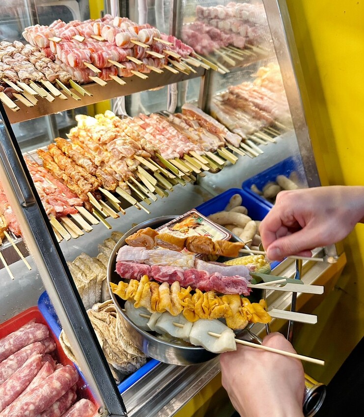 新竹最強鹽酥雞非「車庫鹽酥雞」莫屬啦！餐點有上百種選擇，根本可以說是平價版居酒屋了！必點麻香鹽酥雞、雞蛋豆腐、麻辣鮮蚵公仔麵，好吃到不要不要～ - 阿華田的美食日記