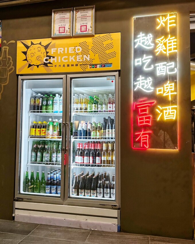 新竹最強鹽酥雞非「車庫鹽酥雞」莫屬啦！餐點有上百種選擇，根本可以說是平價版居酒屋了！必點麻香鹽酥雞、雞蛋豆腐、麻辣鮮蚵公仔麵，好吃到不要不要～ - 阿華田的美食日記