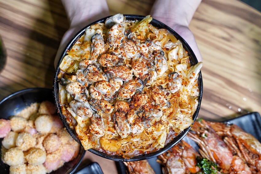 新竹最強鹽酥雞非「車庫鹽酥雞」莫屬啦！餐點有上百種選擇，根本可以說是平價版居酒屋了！必點麻香鹽酥雞、雞蛋豆腐、麻辣鮮蚵公仔麵，好吃到不要不要～ - 阿華田的美食日記