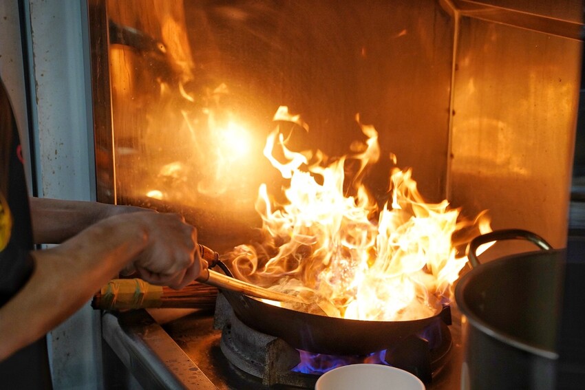 新竹最強鹽酥雞非「車庫鹽酥雞」莫屬啦！餐點有上百種選擇，根本可以說是平價版居酒屋了！必點麻香鹽酥雞、雞蛋豆腐、麻辣鮮蚵公仔麵，好吃到不要不要～ - 阿華田的美食日記