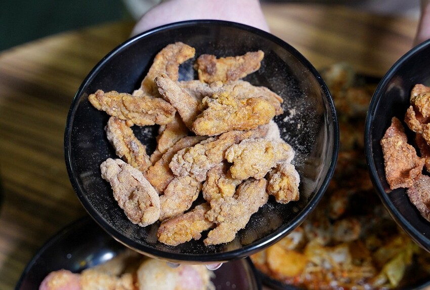 新竹最強鹽酥雞非「車庫鹽酥雞」莫屬啦！餐點有上百種選擇，根本可以說是平價版居酒屋了！必點麻香鹽酥雞、雞蛋豆腐、麻辣鮮蚵公仔麵，好吃到不要不要～ - 阿華田的美食日記
