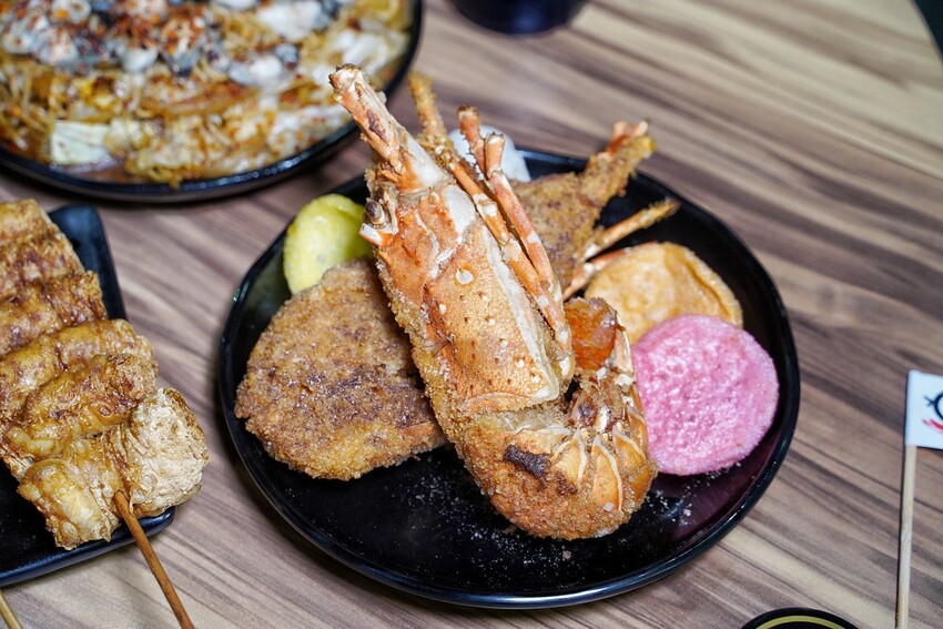 新竹最強鹽酥雞非「車庫鹽酥雞」莫屬啦！餐點有上百種選擇，根本可以說是平價版居酒屋了！必點麻香鹽酥雞、雞蛋豆腐、麻辣鮮蚵公仔麵，好吃到不要不要～ - 阿華田的美食日記