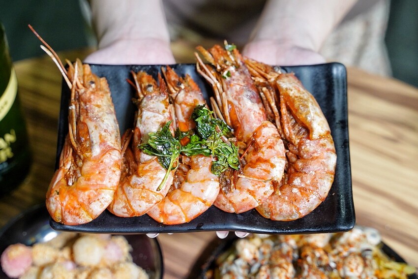 新竹最強鹽酥雞非「車庫鹽酥雞」莫屬啦！餐點有上百種選擇，根本可以說是平價版居酒屋了！必點麻香鹽酥雞、雞蛋豆腐、麻辣鮮蚵公仔麵，好吃到不要不要～ - 阿華田的美食日記