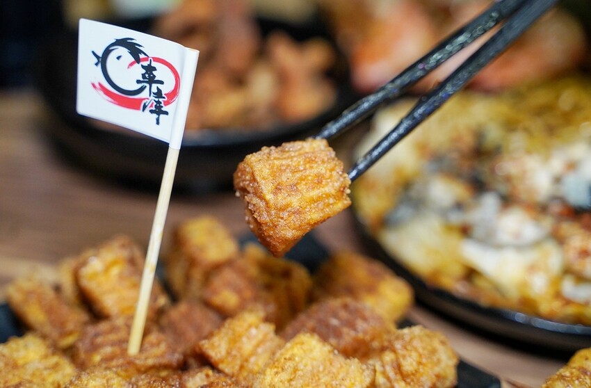 新竹最強鹽酥雞非「車庫鹽酥雞」莫屬啦！餐點有上百種選擇，根本可以說是平價版居酒屋了！必點麻香鹽酥雞、雞蛋豆腐、麻辣鮮蚵公仔麵，好吃到不要不要～ - 阿華田的美食日記