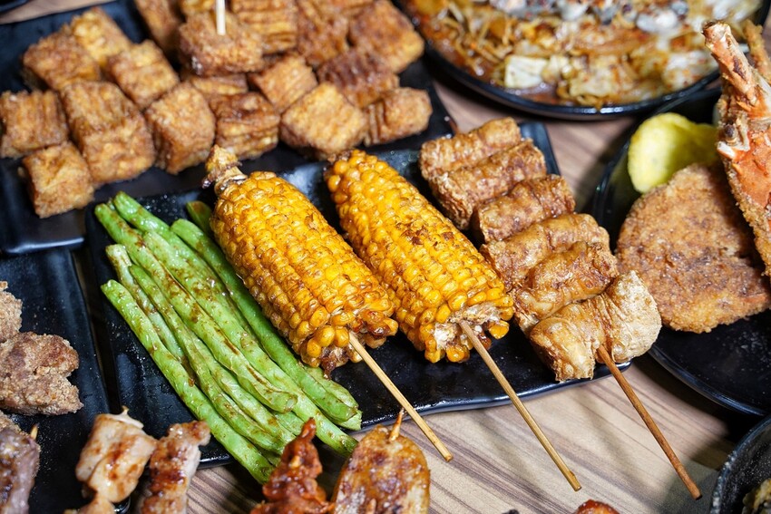 新竹最強鹽酥雞非「車庫鹽酥雞」莫屬啦！餐點有上百種選擇，根本可以說是平價版居酒屋了！必點麻香鹽酥雞、雞蛋豆腐、麻辣鮮蚵公仔麵，好吃到不要不要～ - 阿華田的美食日記