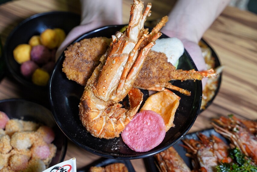 新竹最強鹽酥雞非「車庫鹽酥雞」莫屬啦！餐點有上百種選擇，根本可以說是平價版居酒屋了！必點麻香鹽酥雞、雞蛋豆腐、麻辣鮮蚵公仔麵，好吃到不要不要～ - 阿華田的美食日記