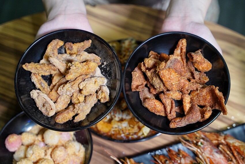 新竹最強鹽酥雞非「車庫鹽酥雞」莫屬啦！餐點有上百種選擇，根本可以說是平價版居酒屋了！必點麻香鹽酥雞、雞蛋豆腐、麻辣鮮蚵公仔麵，好吃到不要不要～ - 阿華田的美食日記