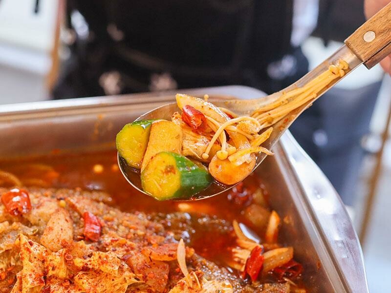 新竹城隍廟旁新竹宵夜推薦！車庫鹽酥雞西門店升級，香辣烤魚吹冷氣爽吃。