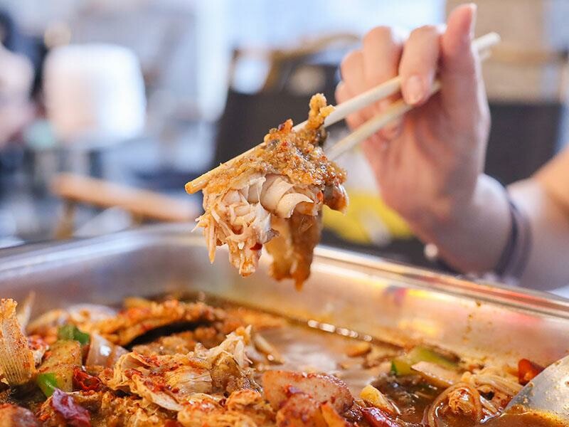 新竹城隍廟旁新竹宵夜推薦！車庫鹽酥雞西門店升級，香辣烤魚吹冷氣爽吃。