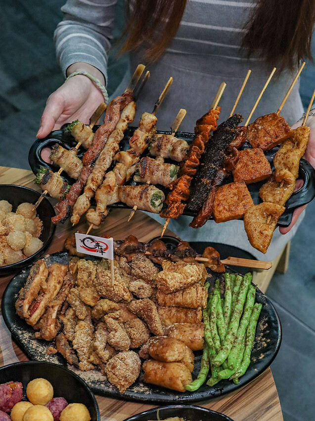 全國鹹酥雞大賽創新風味獎「車庫鹽酥雞」新竹店！吃得到串烤、炸物、公仔麵，最Chill台式居酒屋！