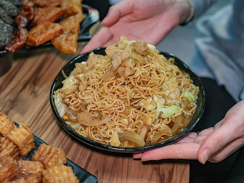 全國鹹酥雞大賽創新風味獎「車庫鹽酥雞」新竹店！吃得到串烤、炸物、公仔麵，最Chill台式居酒屋！