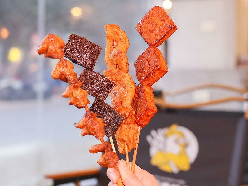 新竹城隍廟旁新竹宵夜推薦！車庫鹽酥雞西門店升級，香辣烤魚吹冷氣爽吃。