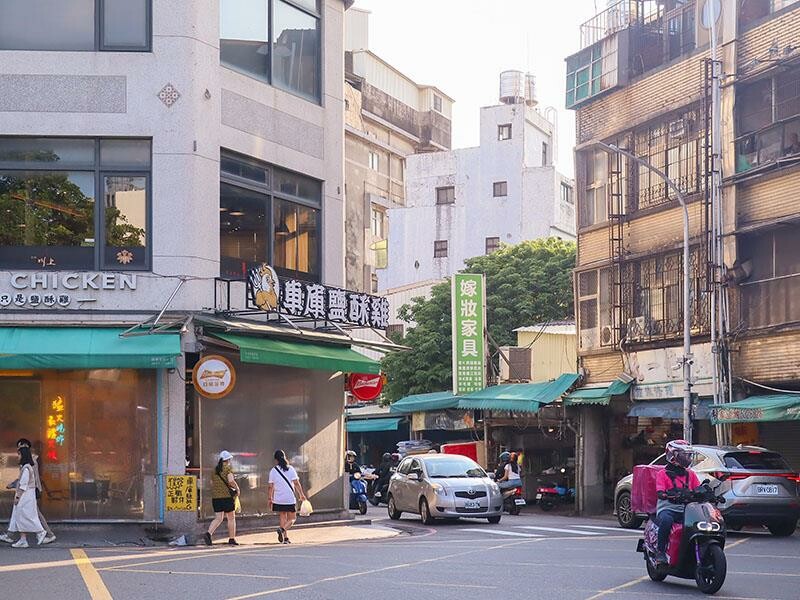 新竹城隍廟旁新竹宵夜推薦！車庫鹽酥雞西門店升級，香辣烤魚吹冷氣爽吃。