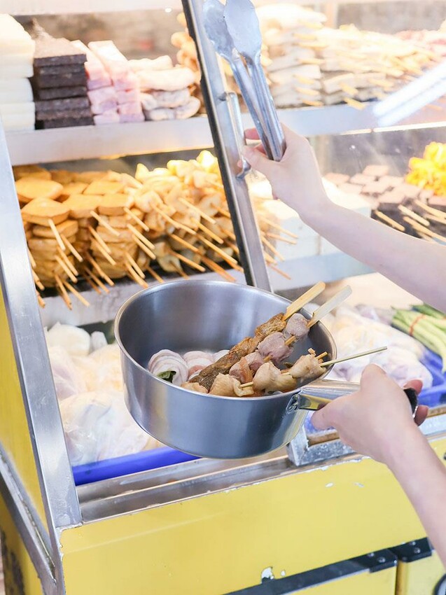 新竹城隍廟旁新竹宵夜推薦！車庫鹽酥雞西門店升級，香辣烤魚吹冷氣爽吃。