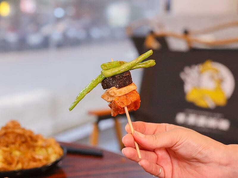 新竹城隍廟旁新竹宵夜推薦！車庫鹽酥雞西門店升級，香辣烤魚吹冷氣爽吃。