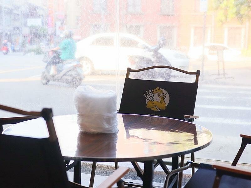 新竹城隍廟旁新竹宵夜推薦！車庫鹽酥雞西門店升級，香辣烤魚吹冷氣爽吃。