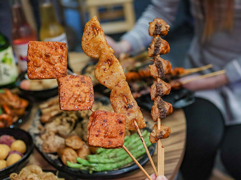 全國鹹酥雞大賽創新風味獎「車庫鹽酥雞」新竹店！吃得到串烤、炸物、公仔麵，最Chill台式居酒屋！
