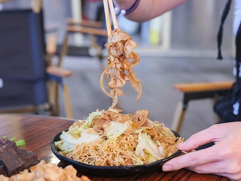 新竹城隍廟旁新竹宵夜推薦！車庫鹽酥雞西門店升級，香辣烤魚吹冷氣爽吃。