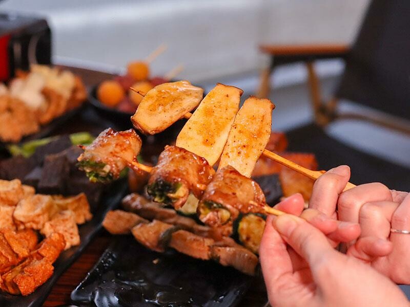 新竹城隍廟旁新竹宵夜推薦！車庫鹽酥雞西門店升級，香辣烤魚吹冷氣爽吃。