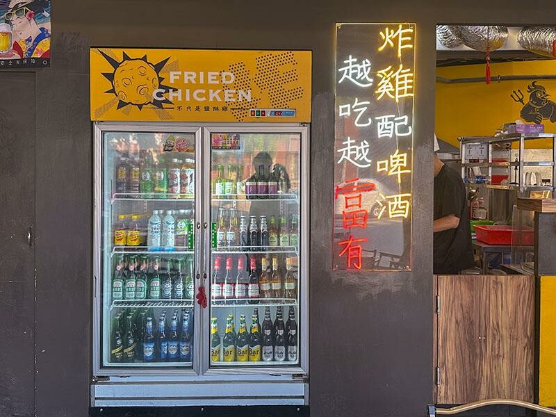 新竹城隍廟旁新竹宵夜推薦！車庫鹽酥雞西門店升級，香辣烤魚吹冷氣爽吃。