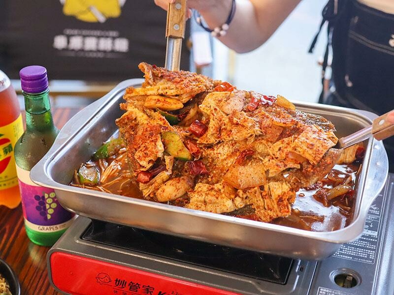 新竹城隍廟旁新竹宵夜推薦！車庫鹽酥雞西門店升級，香辣烤魚吹冷氣爽吃。