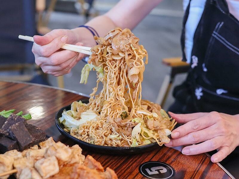 新竹城隍廟旁新竹宵夜推薦！車庫鹽酥雞西門店升級，香辣烤魚吹冷氣爽吃。