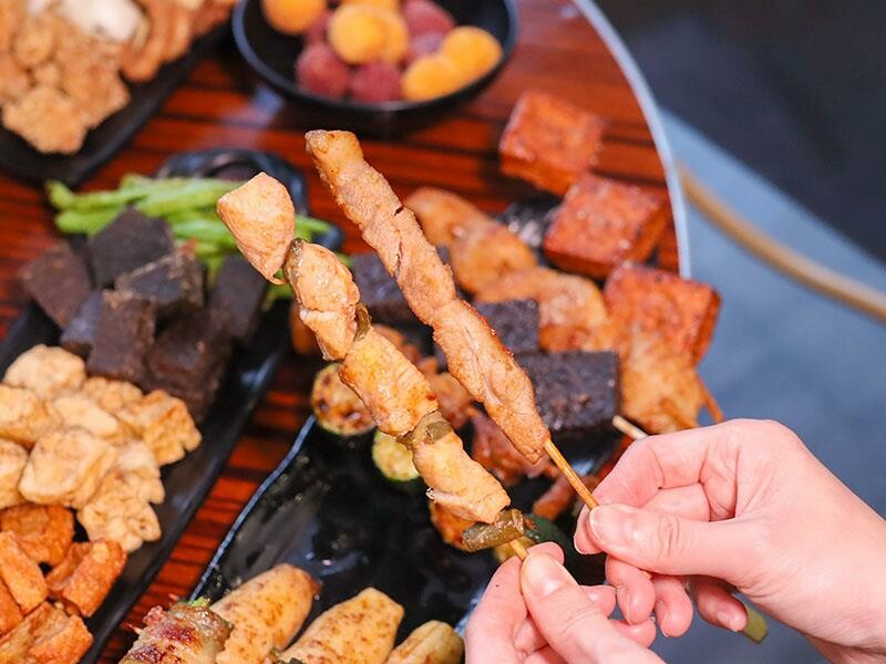 新竹城隍廟旁新竹宵夜推薦！車庫鹽酥雞西門店升級，香辣烤魚吹冷氣爽吃。