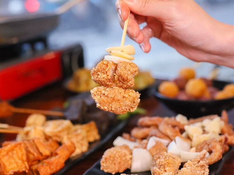 新竹城隍廟旁新竹宵夜推薦！車庫鹽酥雞西門店升級，香辣烤魚吹冷氣爽吃。