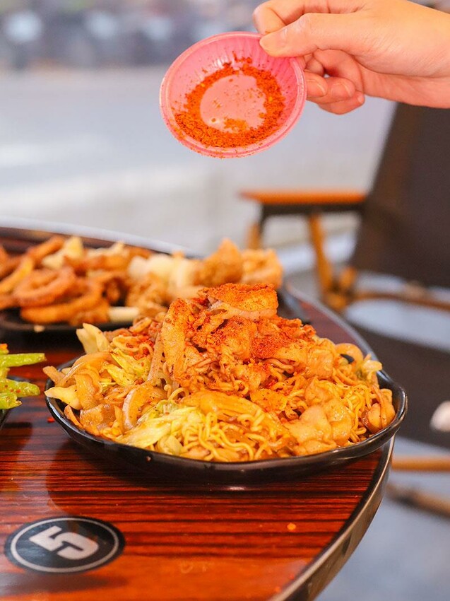 新竹城隍廟旁新竹宵夜推薦！車庫鹽酥雞西門店升級，香辣烤魚吹冷氣爽吃。