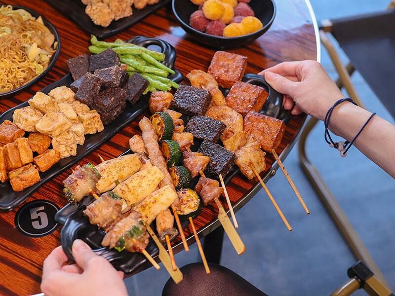 新竹城隍廟旁新竹宵夜推薦！車庫鹽酥雞西門店升級，香辣烤魚吹冷氣爽吃。