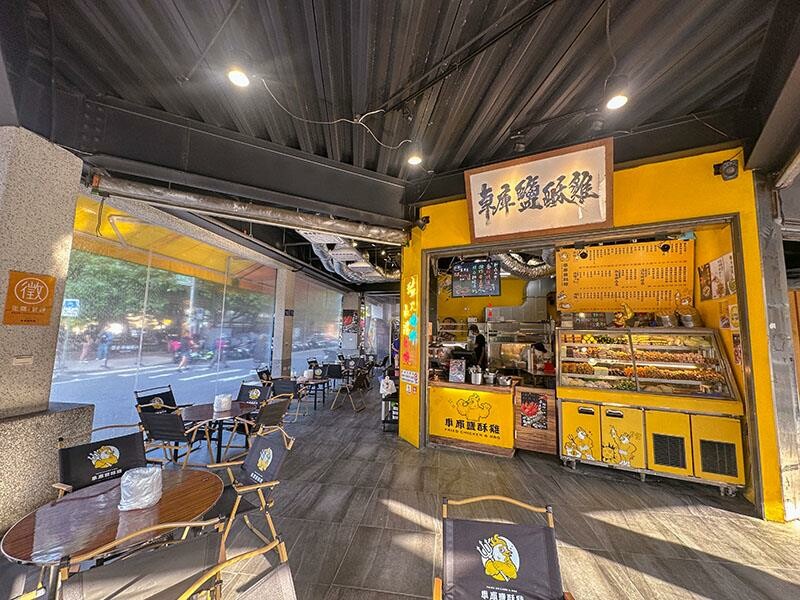 新竹城隍廟旁新竹宵夜推薦！車庫鹽酥雞西門店升級，香辣烤魚吹冷氣爽吃。