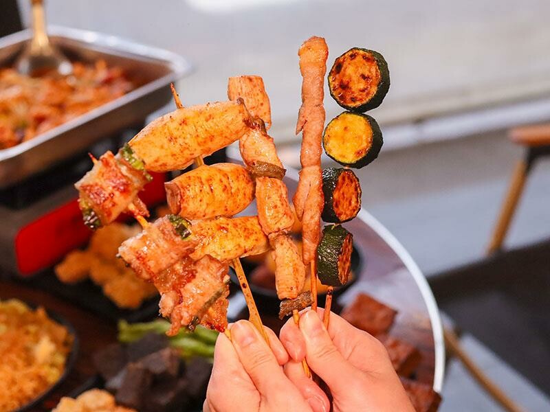 新竹城隍廟旁新竹宵夜推薦！車庫鹽酥雞西門店升級，香辣烤魚吹冷氣爽吃。