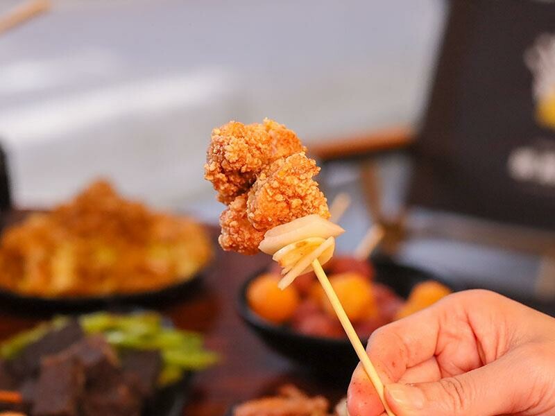 新竹城隍廟旁新竹宵夜推薦！車庫鹽酥雞西門店升級，香辣烤魚吹冷氣爽吃。