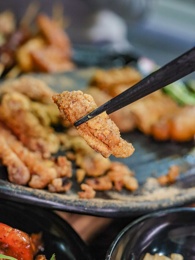 全國鹹酥雞大賽創新風味獎「車庫鹽酥雞」新竹店！吃得到串烤、炸物、公仔麵，最Chill台式居酒屋！