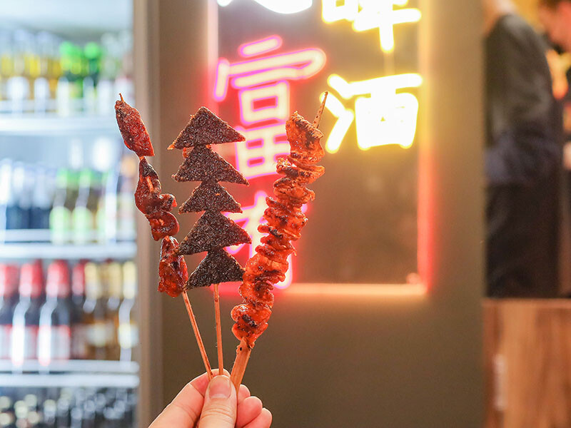 全國鹹酥雞大賽創新風味獎「車庫鹽酥雞」新竹店！吃得到串烤、炸物、公仔麵，最Chill台式居酒屋！