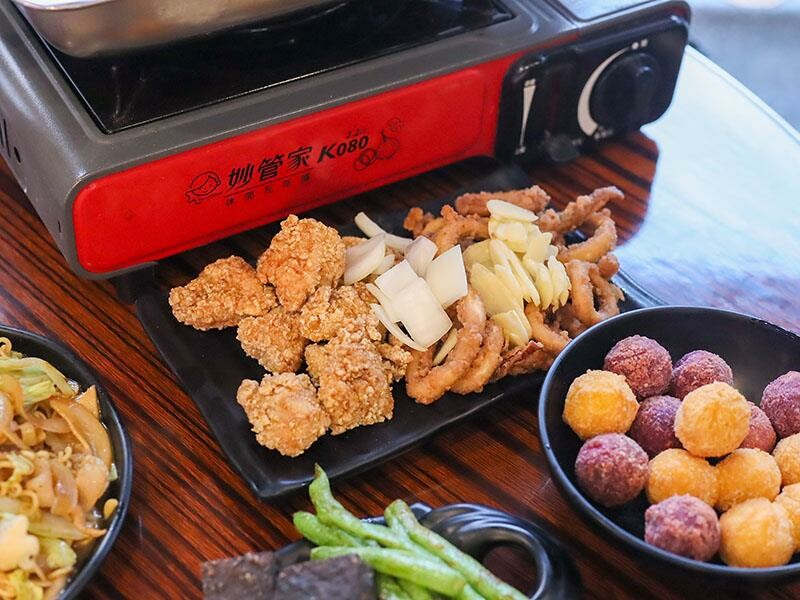 新竹城隍廟旁新竹宵夜推薦！車庫鹽酥雞西門店升級，香辣烤魚吹冷氣爽吃。