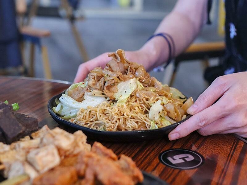 新竹城隍廟旁新竹宵夜推薦！車庫鹽酥雞西門店升級，香辣烤魚吹冷氣爽吃。