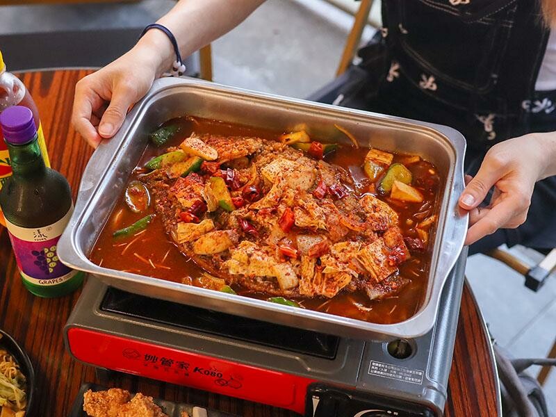 新竹城隍廟旁新竹宵夜推薦！車庫鹽酥雞西門店升級，香辣烤魚吹冷氣爽吃。