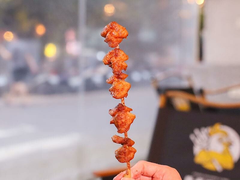 新竹城隍廟旁新竹宵夜推薦！車庫鹽酥雞西門店升級，香辣烤魚吹冷氣爽吃。