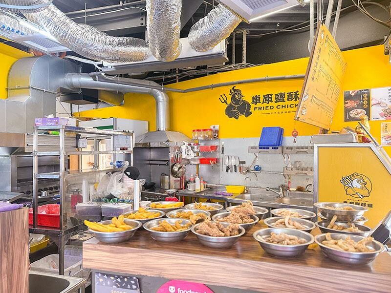 新竹城隍廟旁新竹宵夜推薦！車庫鹽酥雞西門店升級，香辣烤魚吹冷氣爽吃。