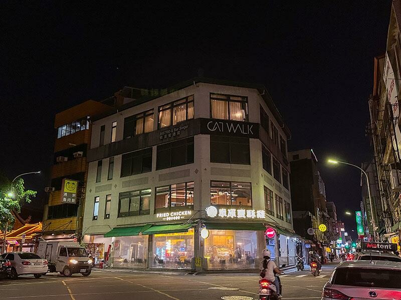 新竹城隍廟旁新竹宵夜推薦！車庫鹽酥雞西門店升級，香辣烤魚吹冷氣爽吃。