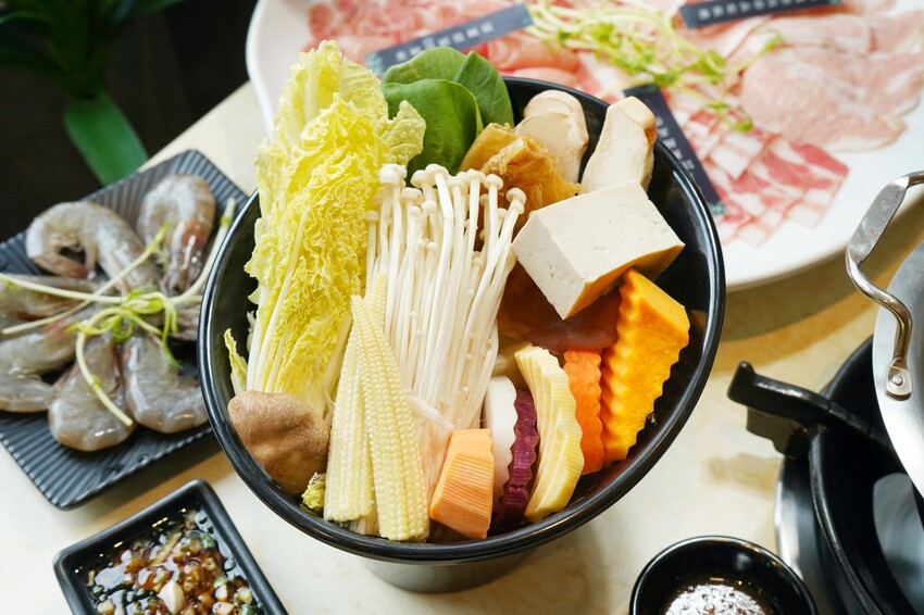 彰化縣員林市彰化員林人氣火烤兩吃,結合泰式火鍋與銅盤烤肉,老饕激推滿滿椰漿「泰式典藏椰奶鍋」!