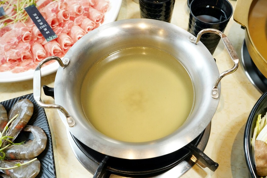 彰化縣員林市彰化員林人氣火烤兩吃,結合泰式火鍋與銅盤烤肉,老饕激推滿滿椰漿「泰式典藏椰奶鍋」!